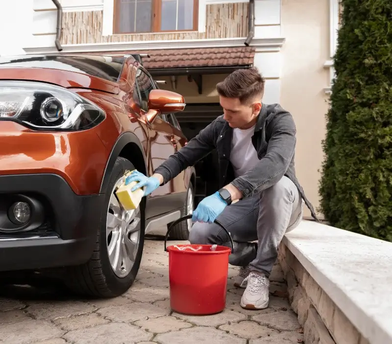 Lavage auto à domicile Le Bessat : professionnel intervenant sur un véhicule